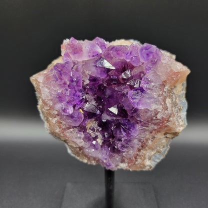 Amethyst-Druse auf Ständer mit Calcit – Tiefe Kristallstruktur & warme Erdtöne