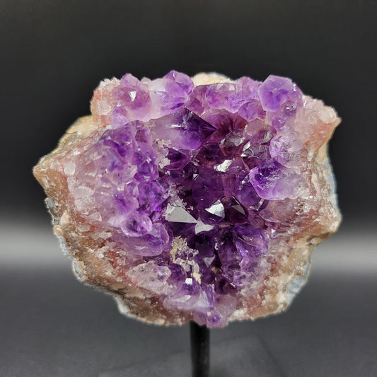 Amethyst-Druse auf Ständer mit Calcit – Tiefe Kristallstruktur & warme Erdtöne