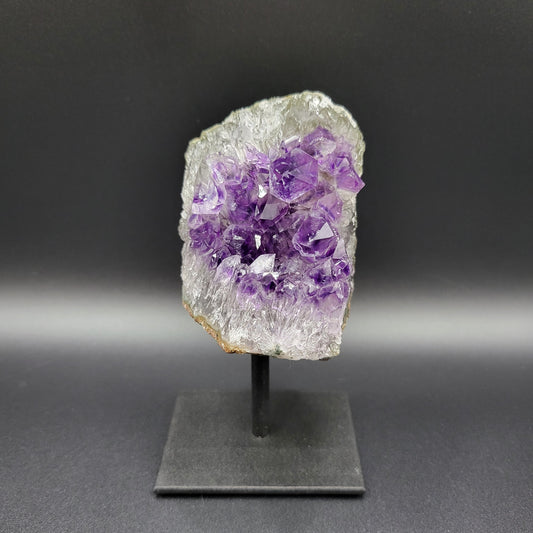 Frozen-Amethyst auf Ständer mit Phantomstruktur – Bergkristall & tiefviolette Schichtung