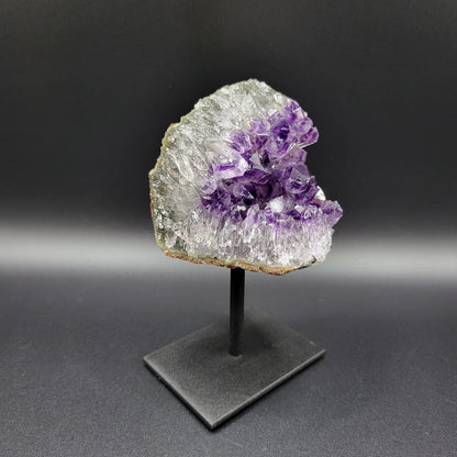 Frozen-Amethyst auf Ständer mit Phantomstruktur – Bergkristall & tiefviolette Schichtung