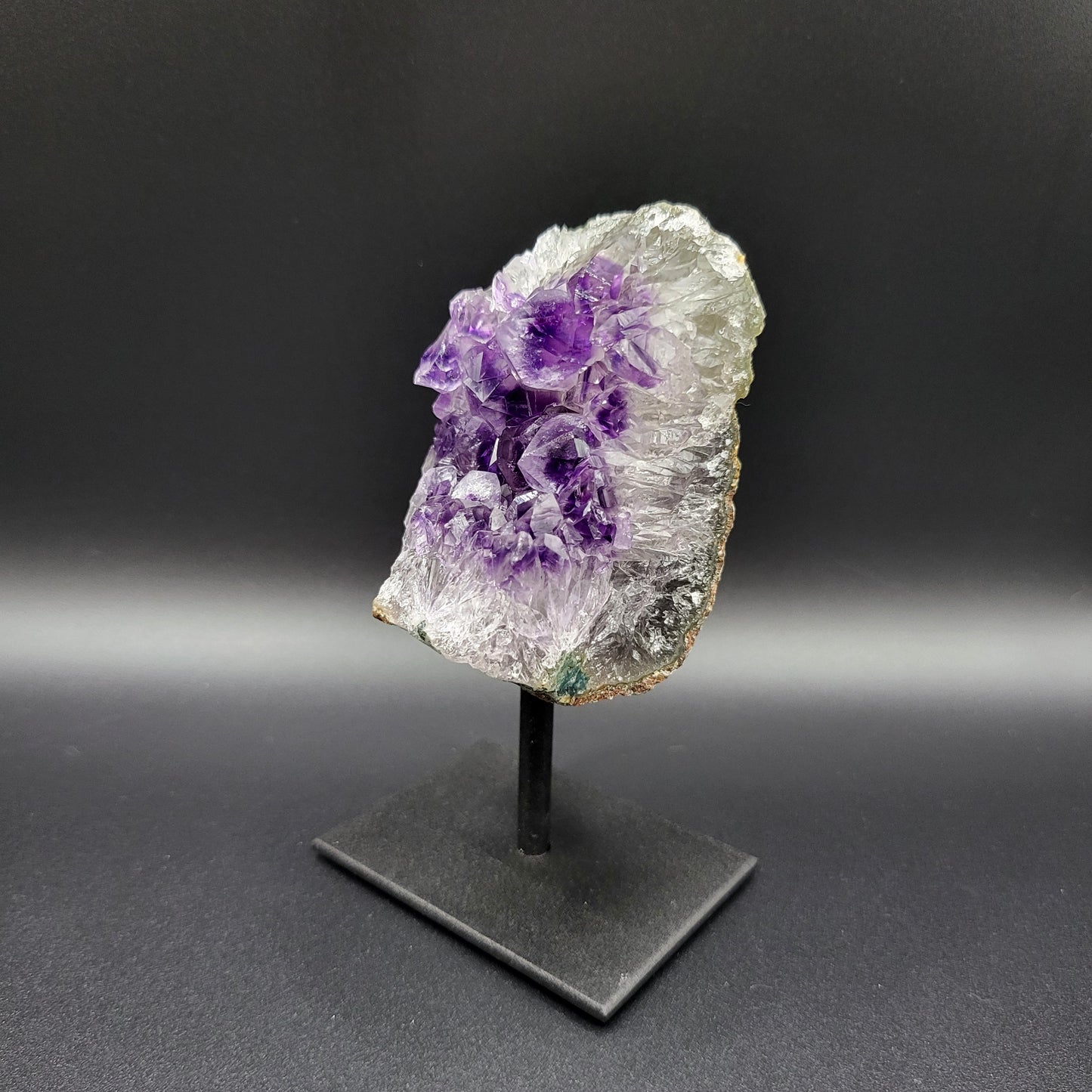 Frozen-Amethyst auf Ständer mit Phantomstruktur – Bergkristall & tiefviolette Schichtung