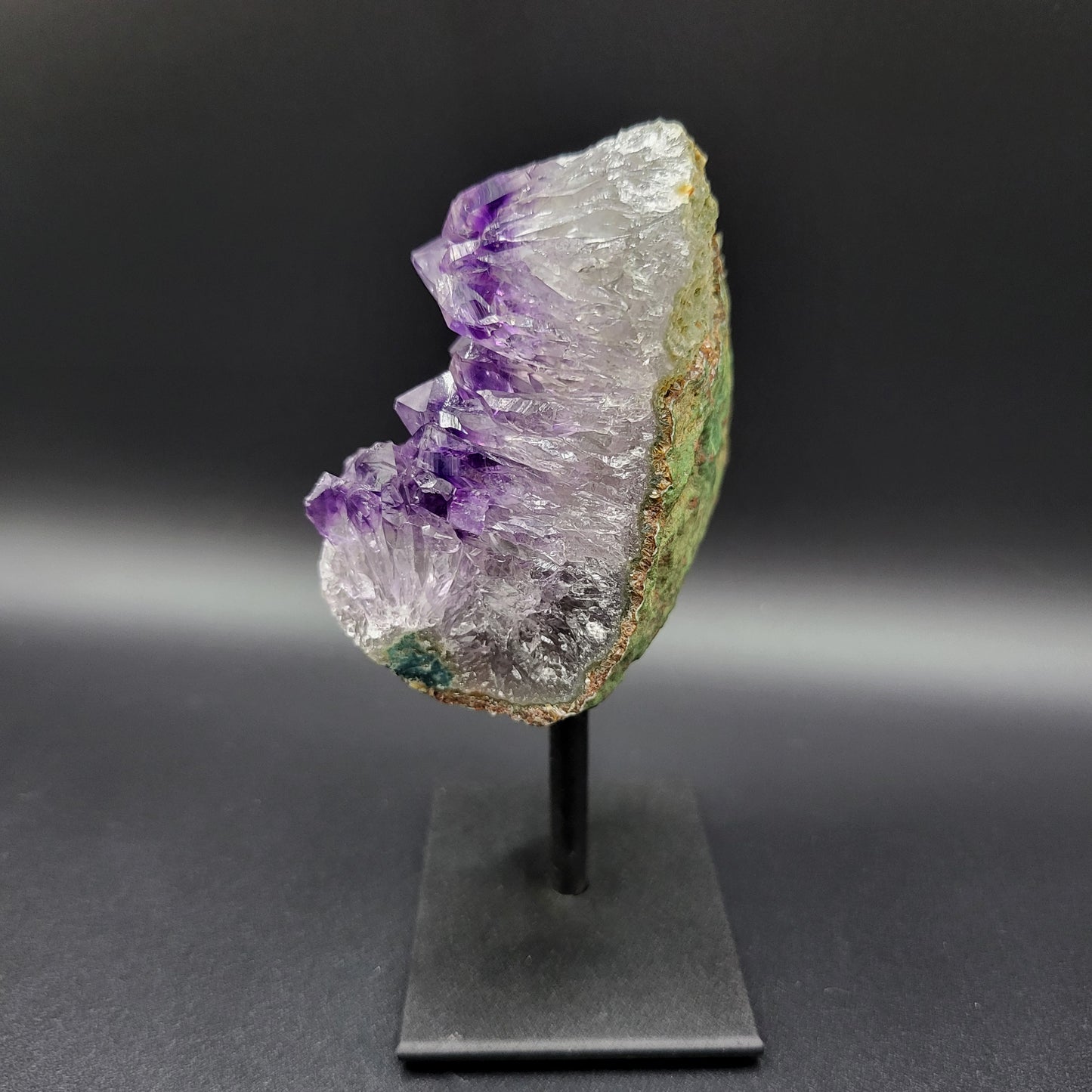 Frozen-Amethyst auf Ständer mit Phantomstruktur – Bergkristall & tiefviolette Schichtung