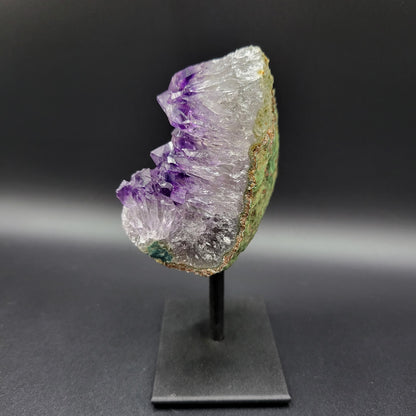 Frozen-Amethyst auf Ständer mit Phantomstruktur – Bergkristall & tiefviolette Schichtung