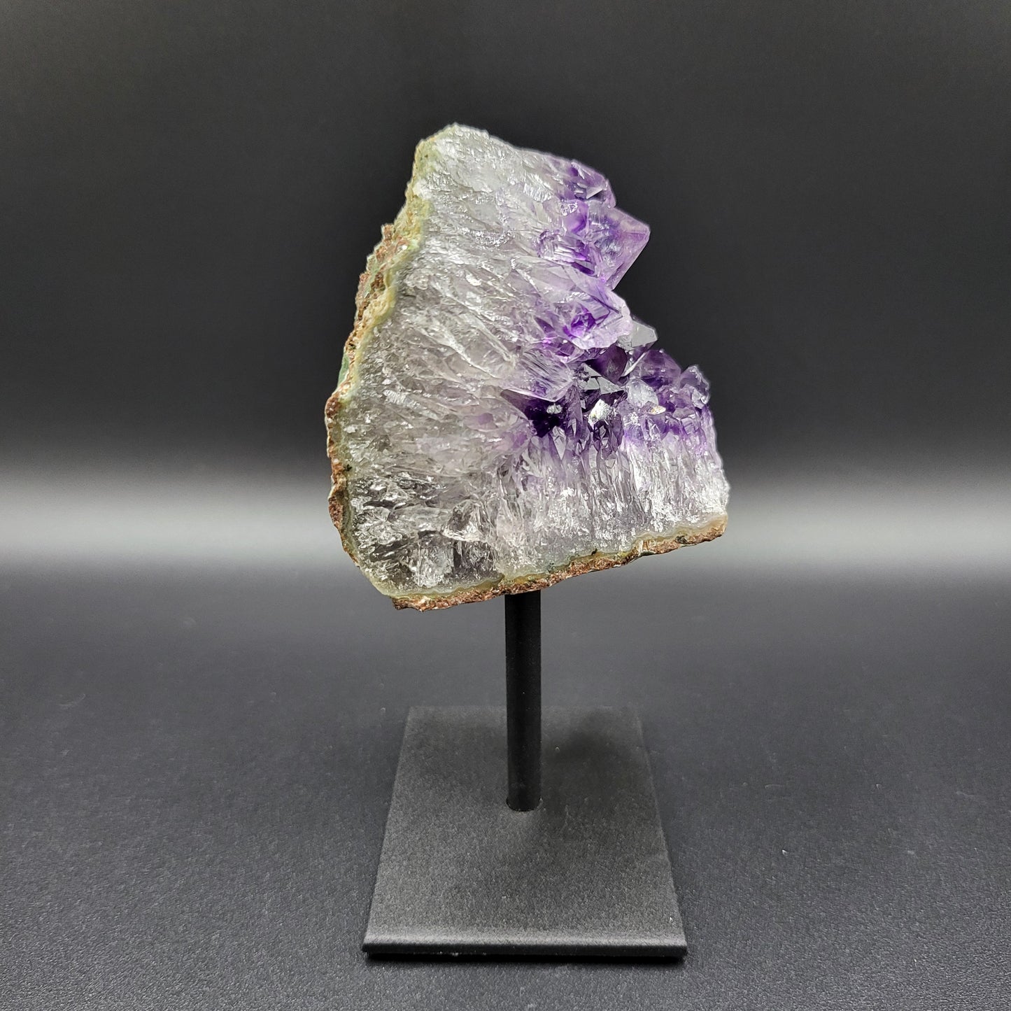 Frozen-Amethyst auf Ständer mit Phantomstruktur – Bergkristall & tiefviolette Schichtung