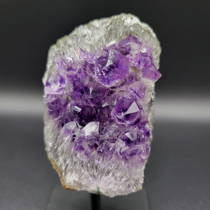 Frozen-Amethyst auf Ständer mit Phantomstruktur – Bergkristall & tiefviolette Schichtung