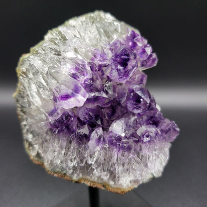 Frozen-Amethyst auf Ständer mit Phantomstruktur – Bergkristall & tiefviolette Schichtung