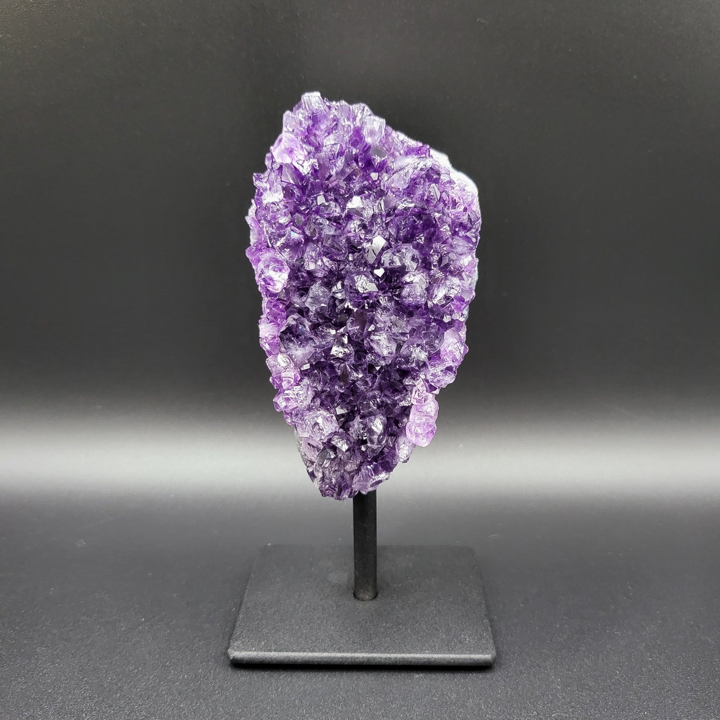 Amethyst auf Ständer mit intensiver Tiefenfarbe – Funkelnde Kristallstruktur & edle Brillanz
