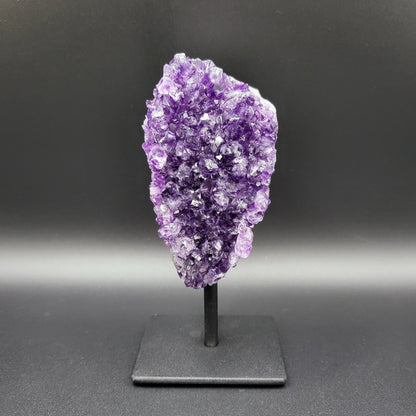 Amethyst auf Ständer mit intensiver Tiefenfarbe – Funkelnde Kristallstruktur & edle Brillanz