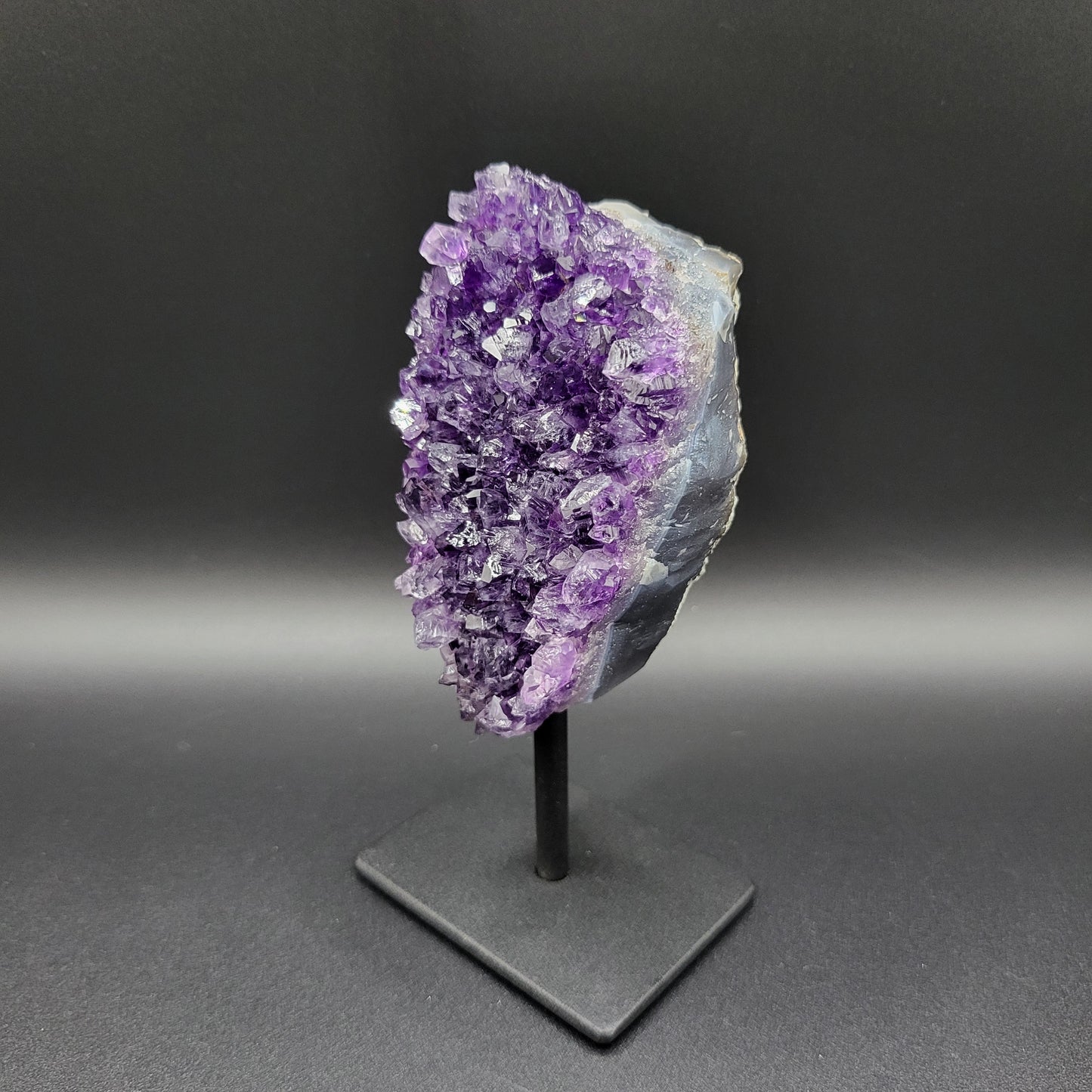 Amethyst auf Ständer mit intensiver Tiefenfarbe – Funkelnde Kristallstruktur & edle Brillanz