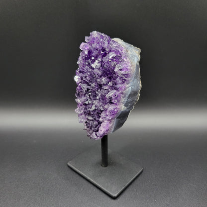 Amethyst auf Ständer mit intensiver Tiefenfarbe – Funkelnde Kristallstruktur & edle Brillanz