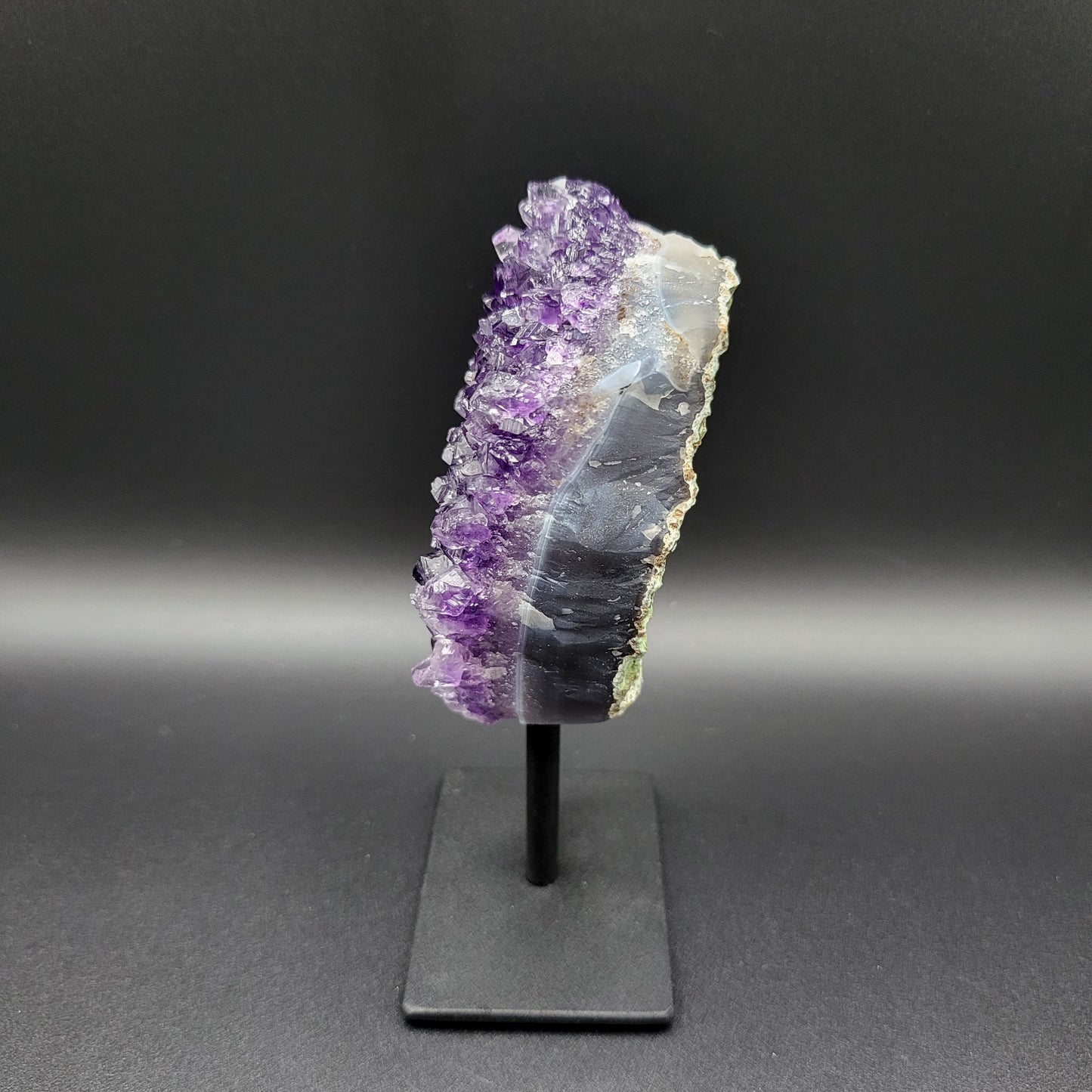 Amethyst auf Ständer mit intensiver Tiefenfarbe – Funkelnde Kristallstruktur & edle Brillanz