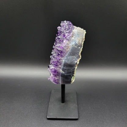 Amethyst auf Ständer mit intensiver Tiefenfarbe – Funkelnde Kristallstruktur & edle Brillanz
