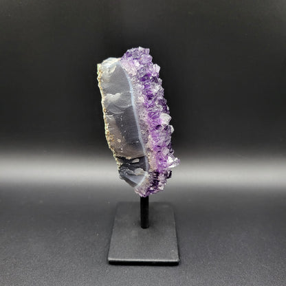 Amethyst auf Ständer mit intensiver Tiefenfarbe – Funkelnde Kristallstruktur & edle Brillanz