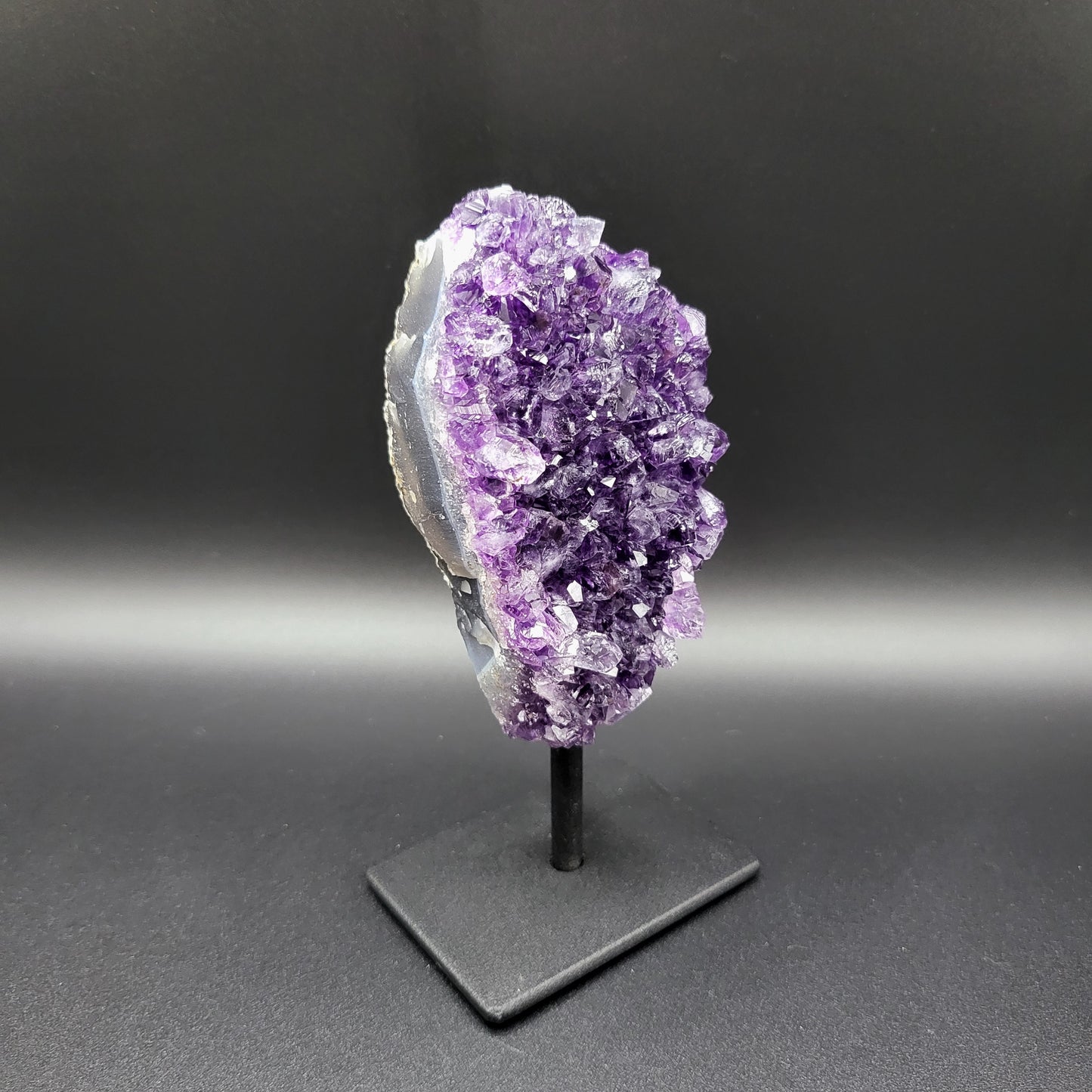Amethyst auf Ständer mit intensiver Tiefenfarbe – Funkelnde Kristallstruktur & edle Brillanz