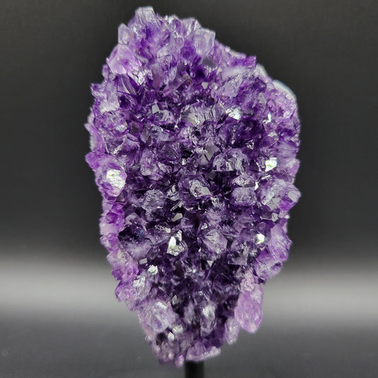 Amethyst auf Ständer mit intensiver Tiefenfarbe – Funkelnde Kristallstruktur & edle Brillanz
