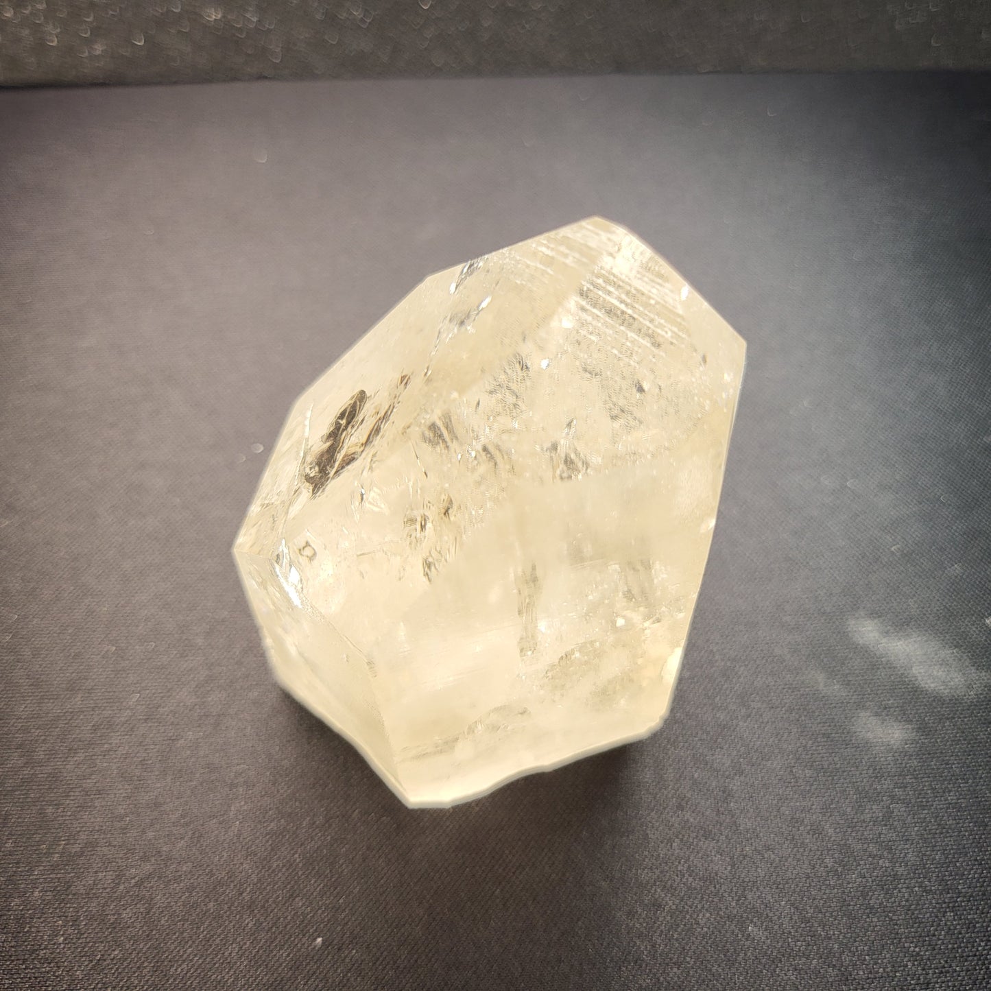 Multi-Phantom Rauchquarz-Bergkristall – ca. 10 feine Wachstumsphasen in klarer Spitze