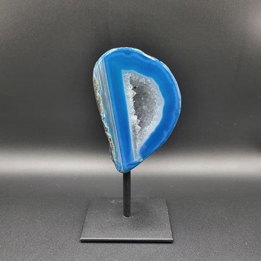 Blauer Achat Geoden-Schnitt auf Standfuß – Edelstein Deko mit Kristallkern für Harmonie & Energie