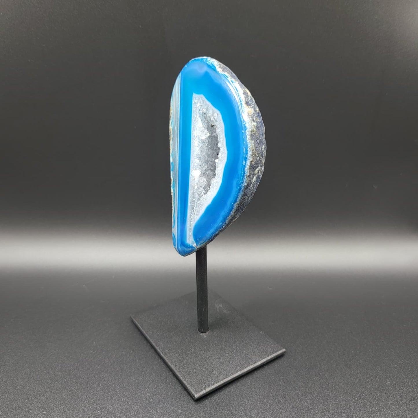 Blauer Achat Geoden-Schnitt auf Standfuß – Edelstein Deko mit Kristallkern für Harmonie & Energie