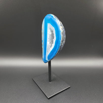Blauer Achat Geoden-Schnitt auf Standfuß – Edelstein Deko mit Kristallkern für Harmonie & Energie
