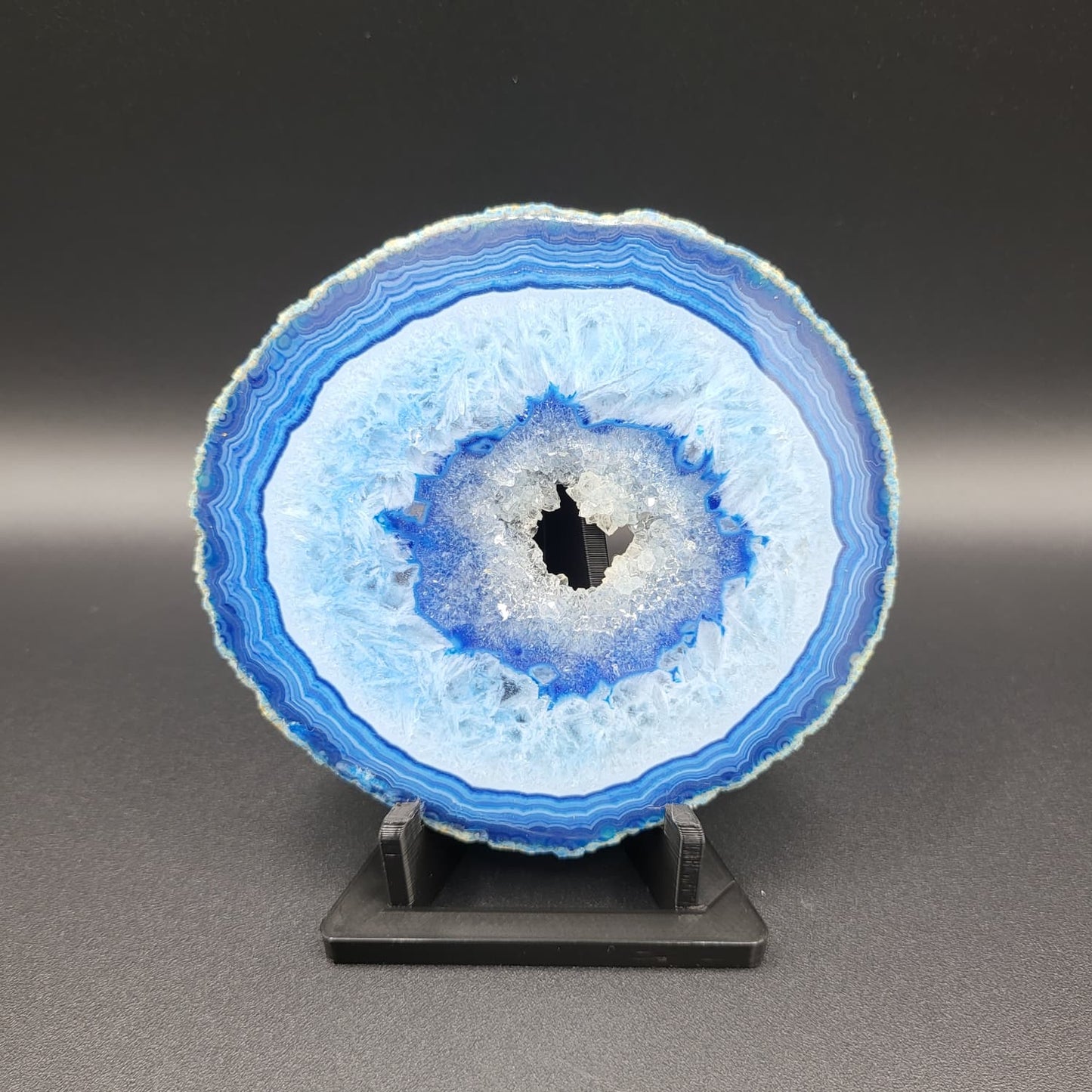 Blauer Achat Geoden-Scheibe auf Standfuß – Kristall Druse mit intensivem Farbverlauf & Edelstein Deko