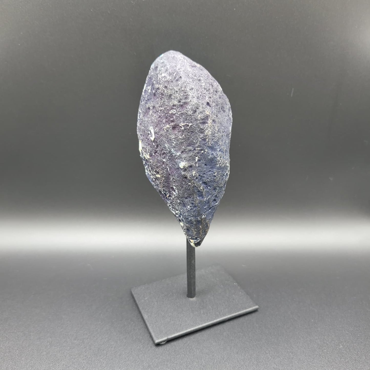 Blauer Achat Geoden-Schnitt auf Standfuß – Edelstein Deko mit Kristallkern für Harmonie & Energie