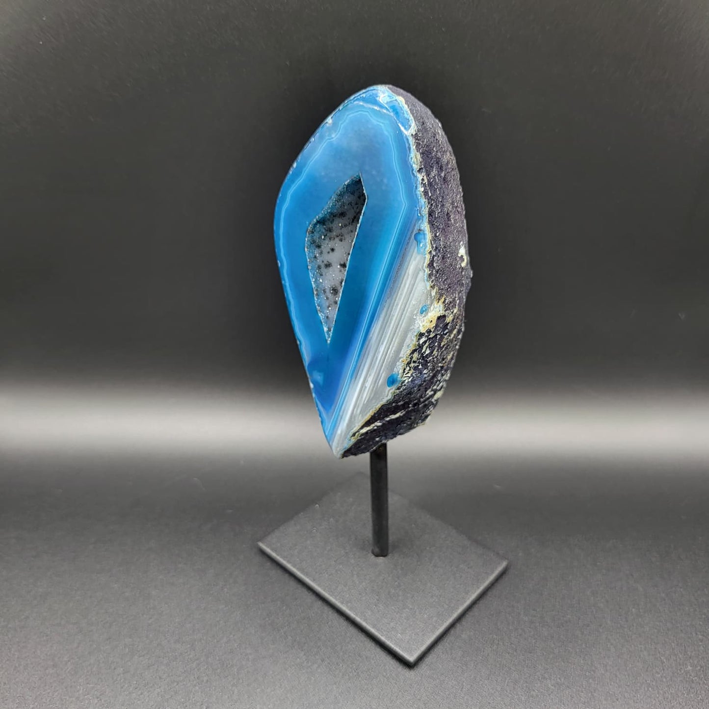 Blauer Achat Geoden-Schnitt auf Standfuß – Edelstein Deko mit Kristallkern für Harmonie & Energie