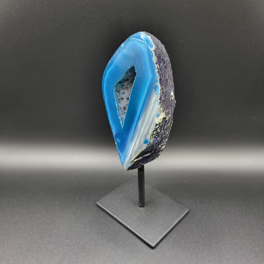 Blauer Achat Geoden-Schnitt auf Standfuß – Edelstein Deko mit Kristallkern für Harmonie & Energie